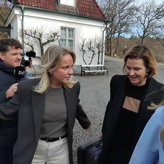 Jämställdhetsminister Nina Larsson (L) anländer med en stor resväska direkt från ett FN-möte i New York.