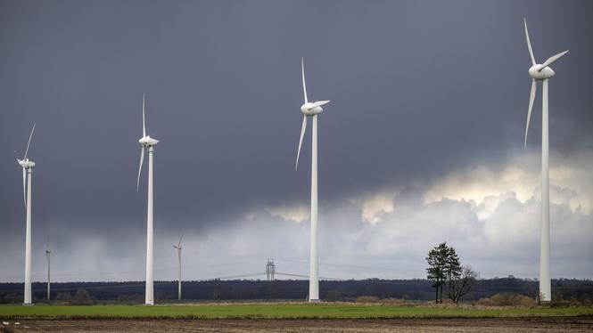 Den som bor granne med ett nybyggt vindkraftverk ska få ersättning, föreslår regeringen. Arkivbild.
