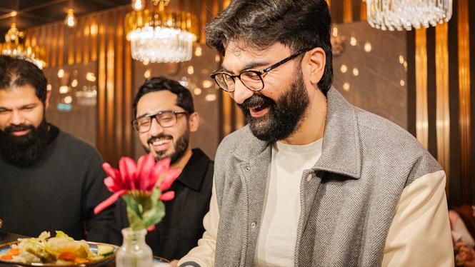 Salman Khan är på restaurangen i god tid för att garantera plats för sig och sina vänner. ”Förra gången jag var här fick jag vänta ute”, säger han.
