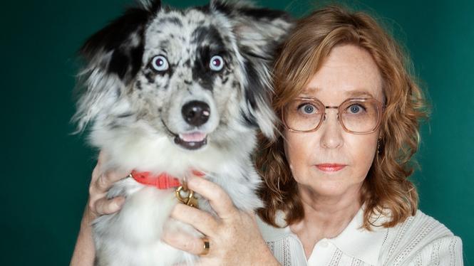 Aase Berg och hunden Mini.