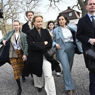 Partiledaren Simona Mohamsson på väg in till Liberalernas partistyrelsemöte under fredagen om SD och regeringsfrågan.