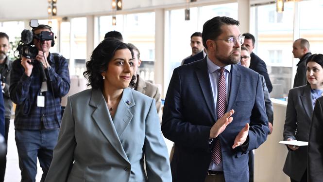 Liberalerna partilledare Simona Mohamsson (L) och Sverigedemikraternas Jimmie Åkesson (SD) i samband med dagens pressträff, efter krismötet inom Liberalerna.