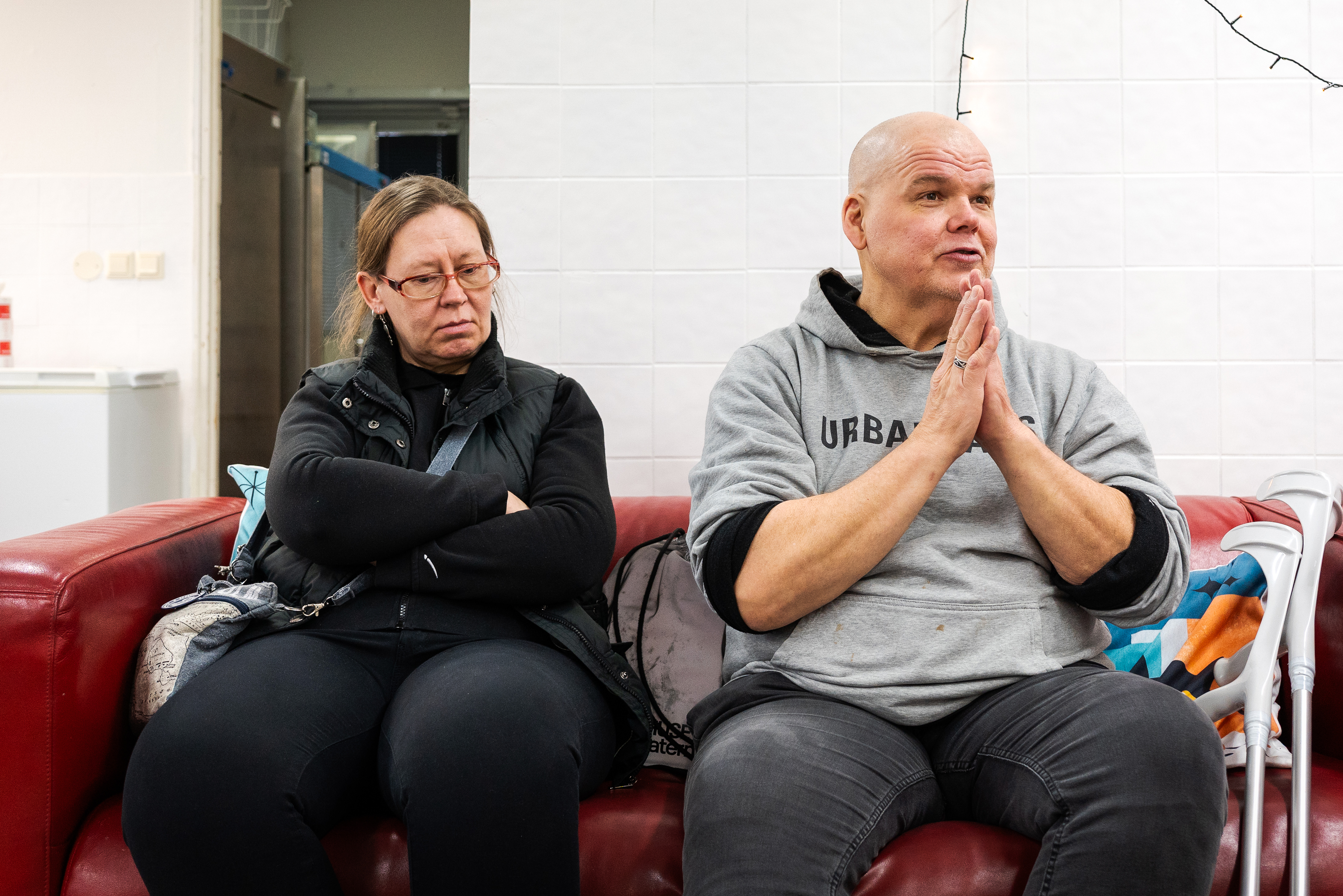 Jari och Einike kommer till Röda korsets hus i stort sett varje dag. De hyllar det mycket, för lugnet, tryggheten och människorna.