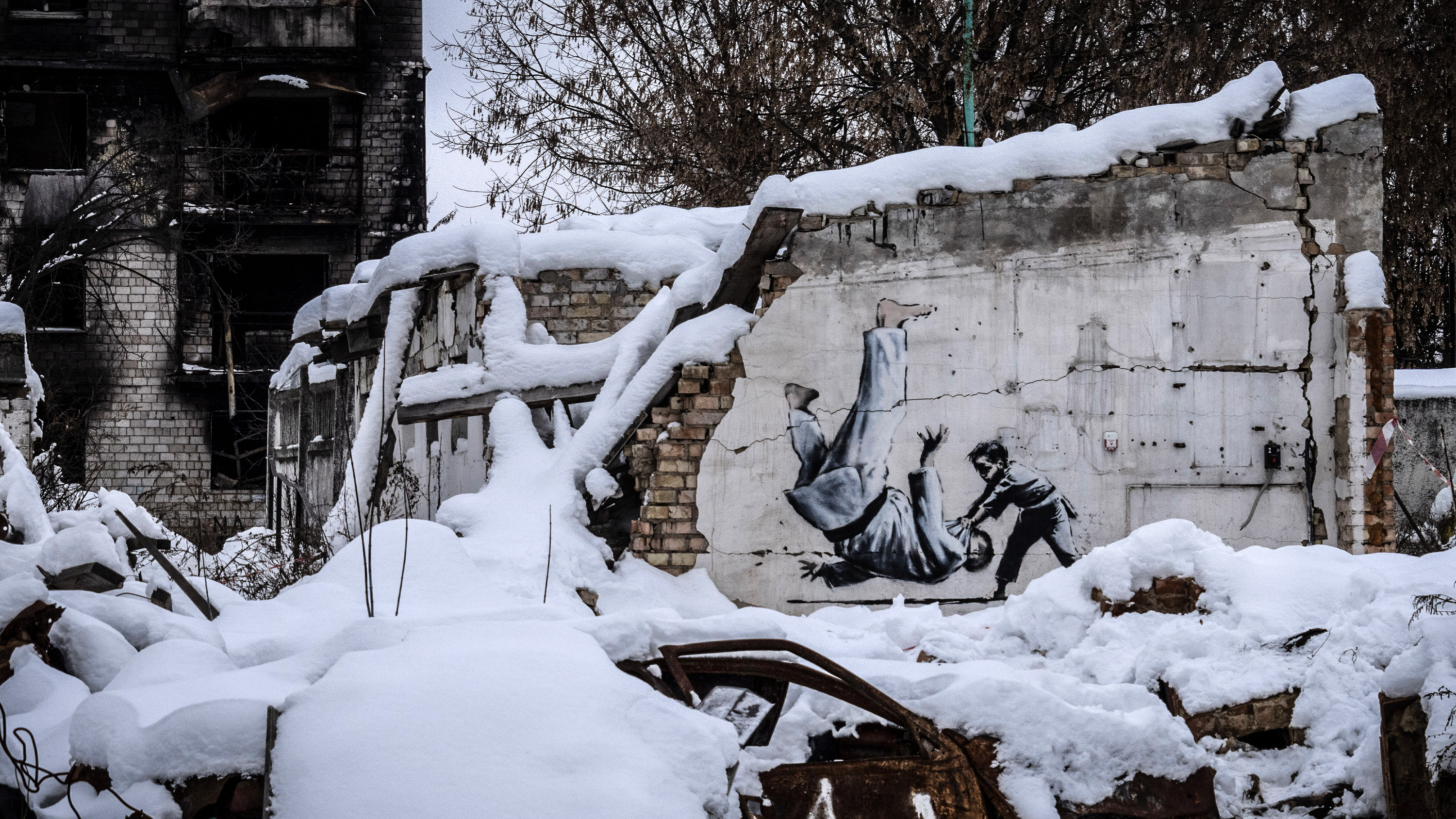 Det är inte första gången som gatukonstnären Banksy satt upp ett konsterverk i krigshärjade Ukraina.