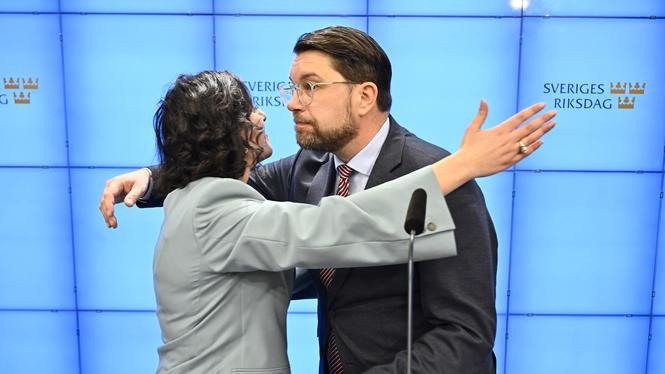 Simona Mohamsson meddelar att Liberalerna öppnar upp för att sitta i regering tillsammans med Sverigedemokraterna.