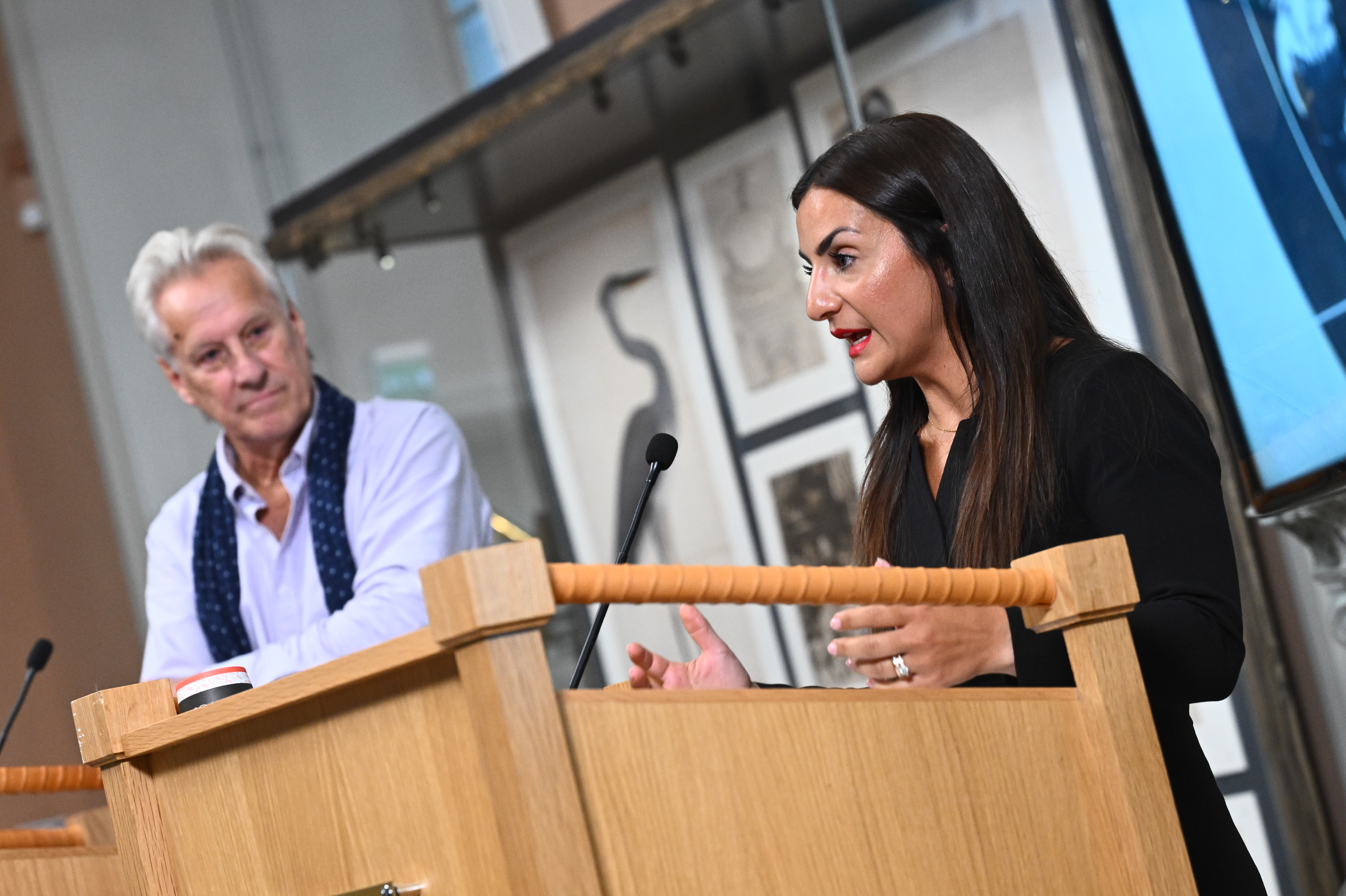 Kulturminister Parisa Liljestrand och kommitténs ordförande Lars Trägårdh.