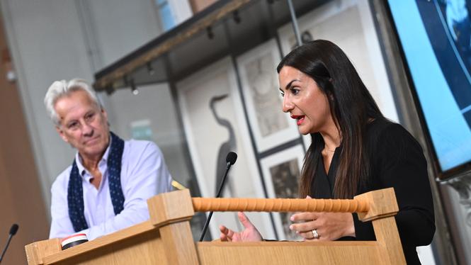 Kulturminister Parisa Liljestrand och kommitténs ordförande Lars Trägårdh.