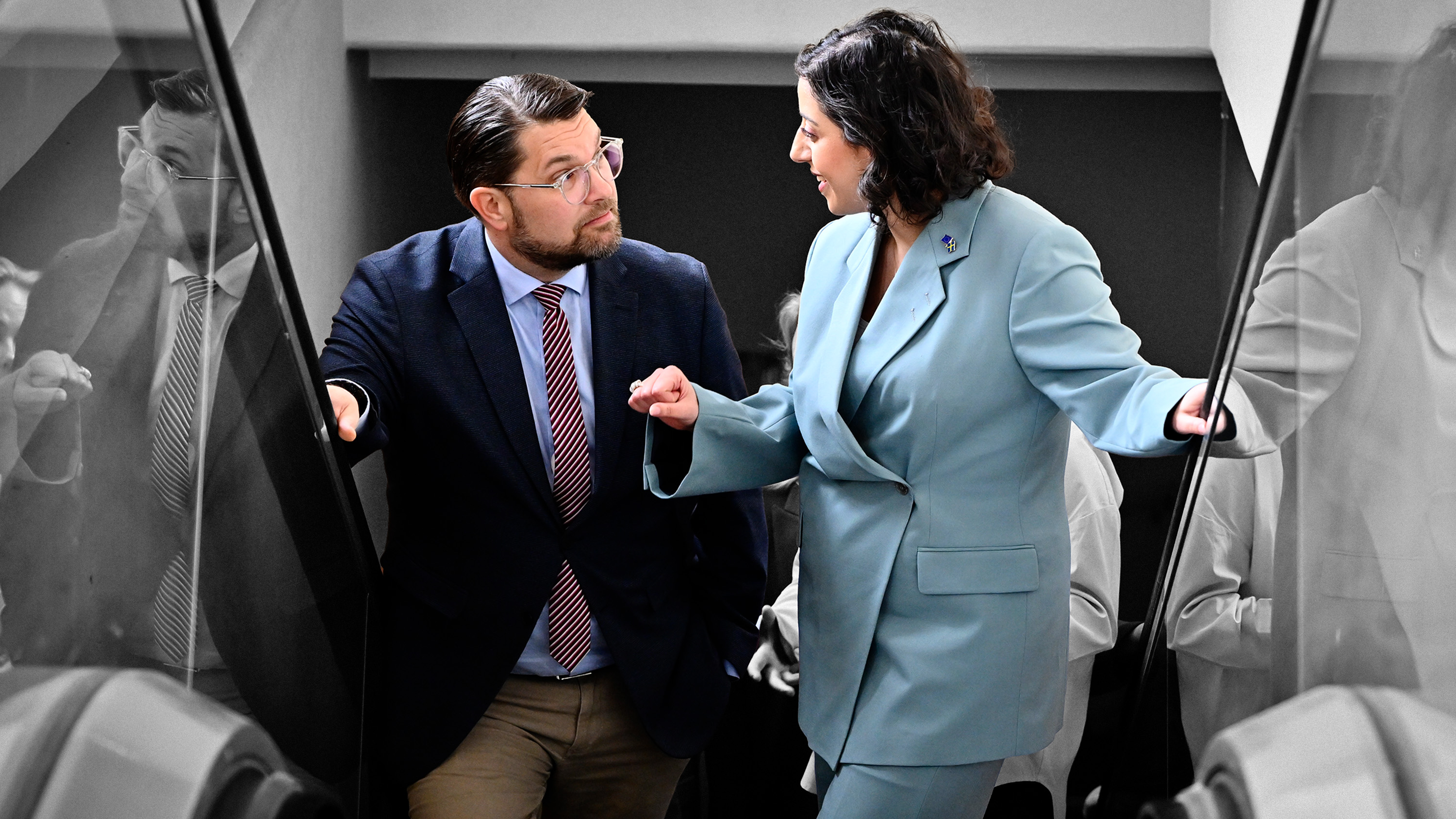 Simona Mohamsson (L) och  Jimmie Åkesson (SD) småpratar i rulltrappan i samband med en pressträff efter dagens krismöte inom Liberalerna. 