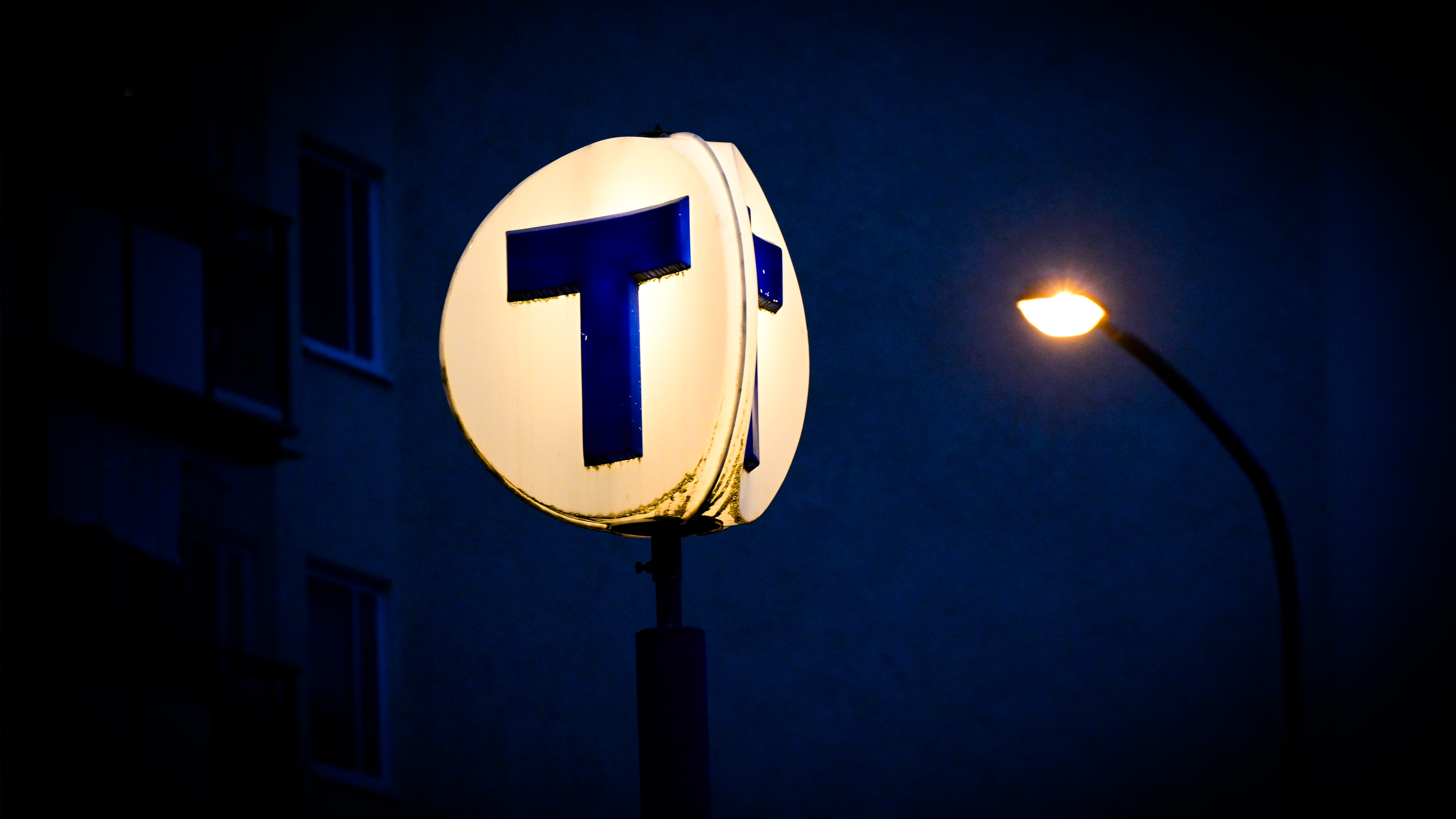 Politiker som fattar beslut om biljettpriset sällan lever i samma verklighet som de som behöver kollektivtrafiken som mest, skriver Somar Al Naher.