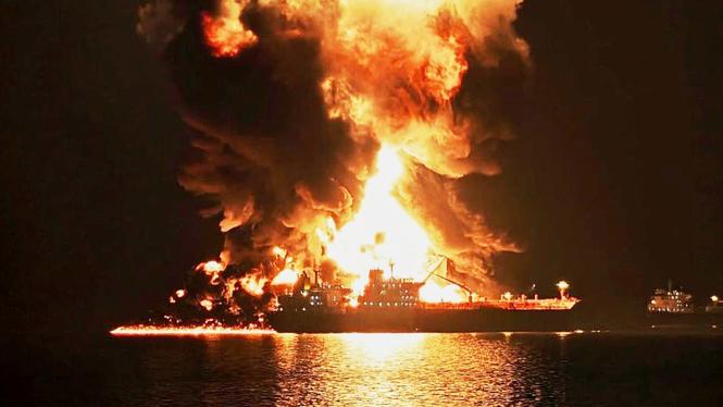 Ett tankfartyg vid hamnstaden Khor al-Zubair i södra Irak fattade eld efter att ha träffats av iranska bomber i onsdags.