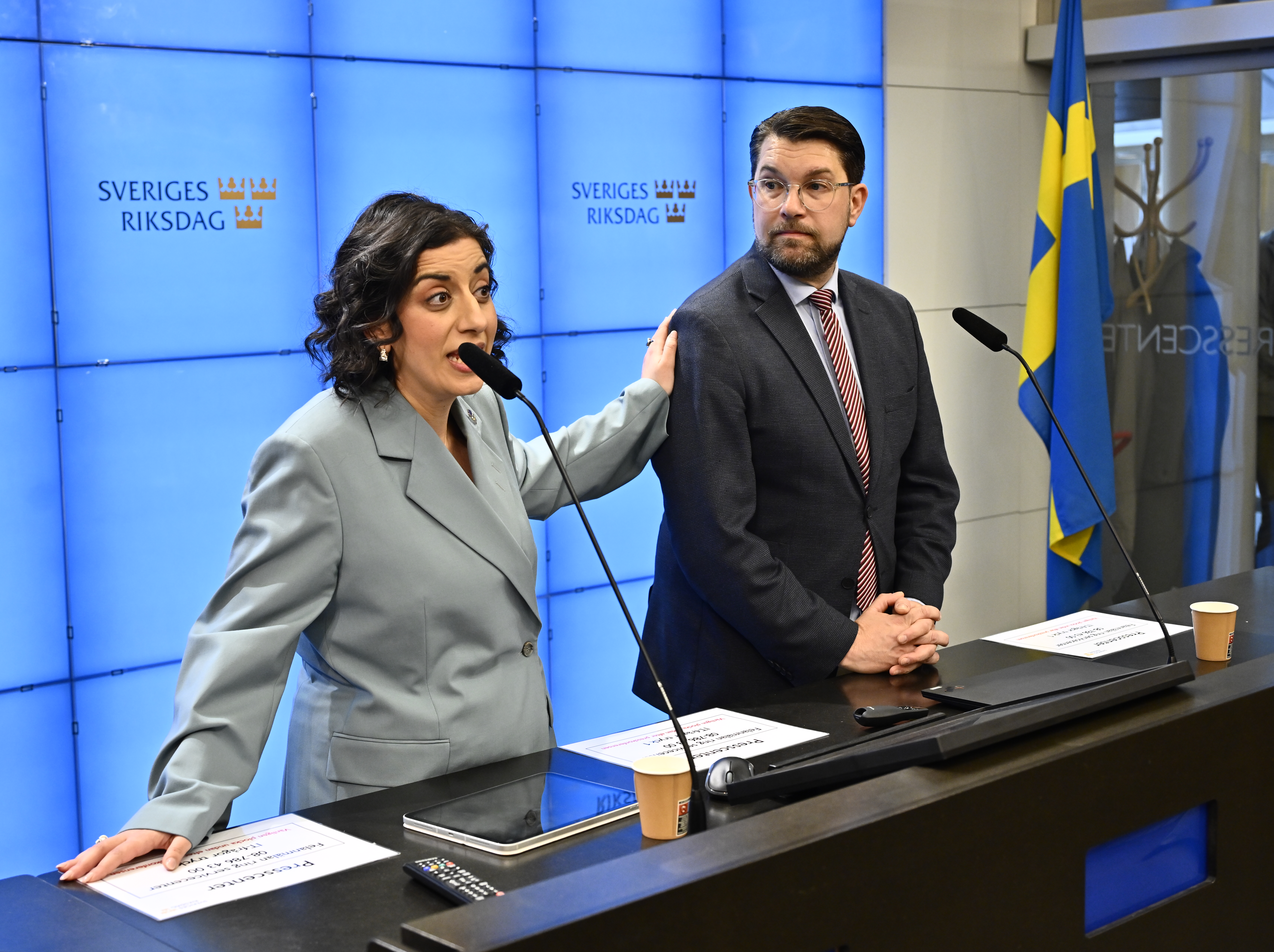 Liberalernas partiledare Simona Mohamsson och Sverigedemokraternas Jimmie Åkesson  under fredagens pressträff.