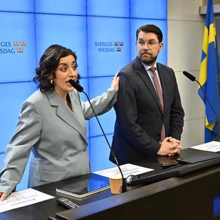 Liberalernas partiledare Simona Mohamsson och Sverigedemokraternas Jimmie Åkesson  under fredagens pressträff.