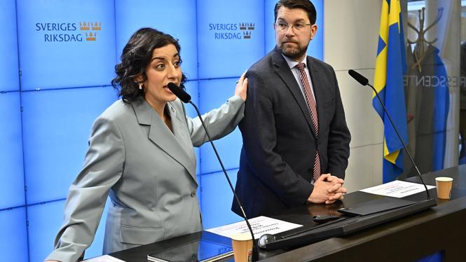 Liberalernas partiledare Simona Mohamsson och Sverigedemokraternas Jimmie Åkesson  under fredagens pressträff.