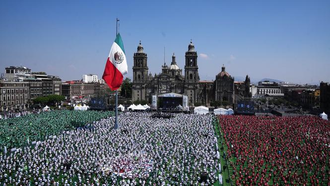Mexico City satte i söndags ett nytt Guinness världsrekord för den största fotbollsträningslektion som någonsin hållits, med 9 500 bollglada del­tagare. Evenemanget var en del av Mexikos förberedelser inför fotbolls-VM i sommar.
