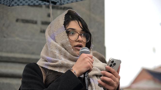 ”Det är som att man lever med en nedräkning över sig, att vilken dag som helst kan min framtid avgöras”, säger Diya Hassan.