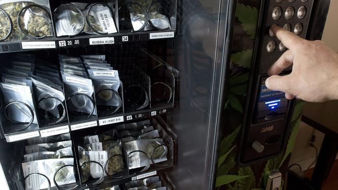 I Vancouver, Kanada, står den här automaten för medicinsk marijuana.