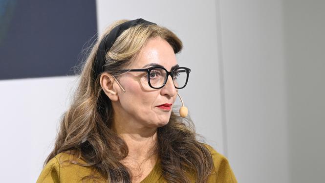 Marlen Eskander, styrelseledamot i Statens kulturråd, är bekymrad över att hennes modersmål syriska raderas i Hasakehprovinsen.