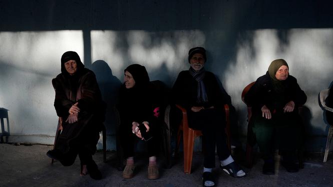 Människor på flykt undan de israeliska attackerna mot Libanons huvudstad Beirut. Bild från tisdagen. 