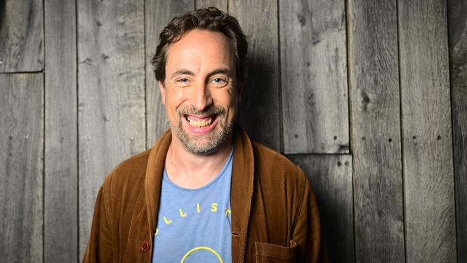 Per Andersson är aktuell med den interaktiva kamikaze-revyn ”Kardborreshowen”.