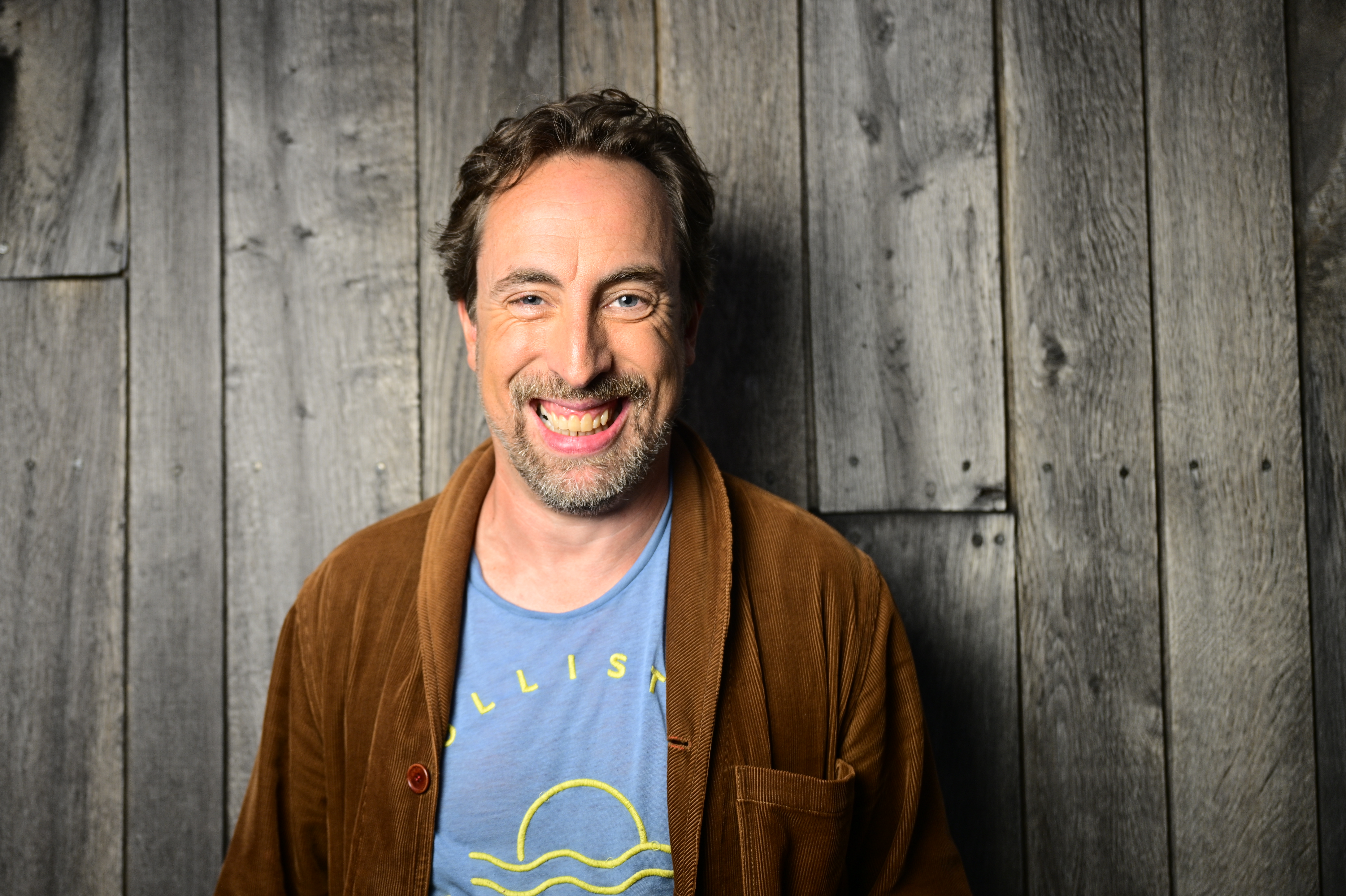 Per Andersson är aktuell med den interaktiva kamikaze-revyn ”Kardborreshowen”.