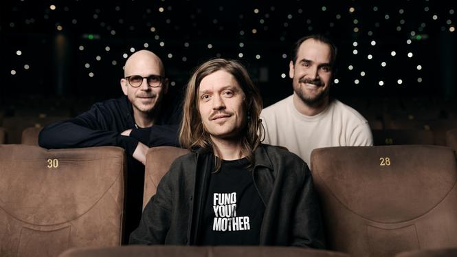 Gustaf Skarsgård, Carl Bärstad och Erik Fernholm driver projektet Fund your mother.