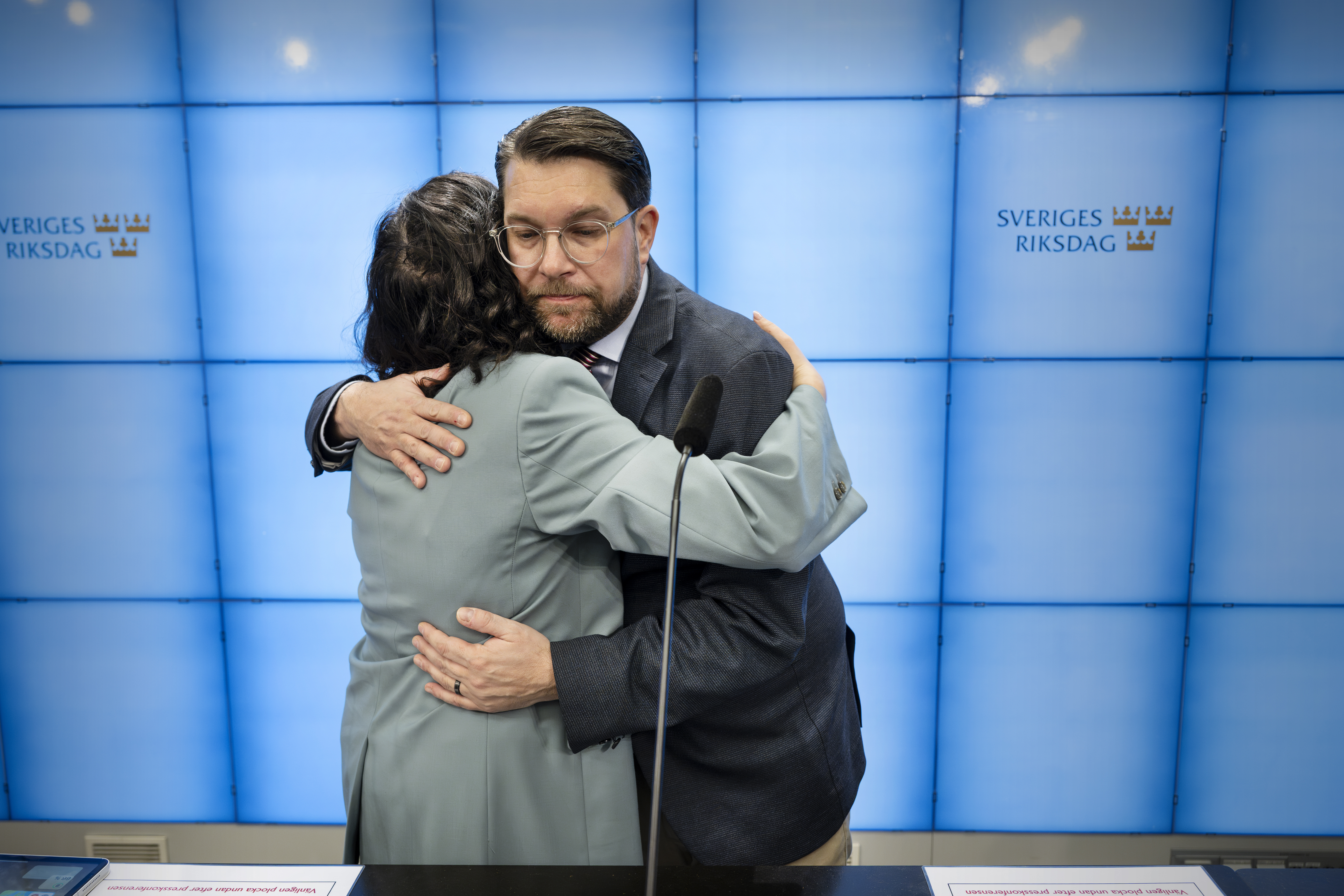 Liberalernas partiledare Simona Mohamsson (L) och Sverigedemokraternas Jimmie Åkesson (SD) kramas då de håller en pressträff i Riksdagen.