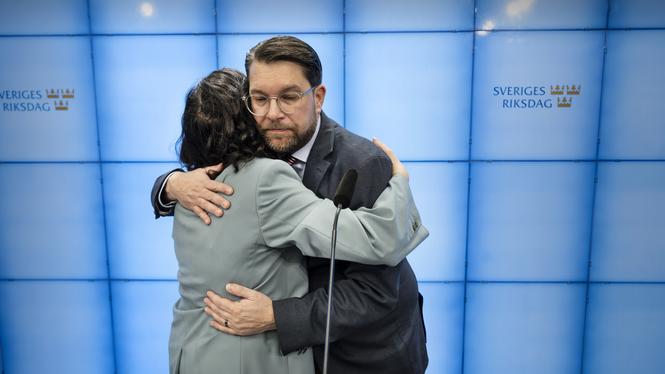 Liberalernas partiledare Simona Mohamsson (L) och Sverigedemokraternas Jimmie Åkesson (SD) kramas då de håller en pressträff i Riksdagen.
