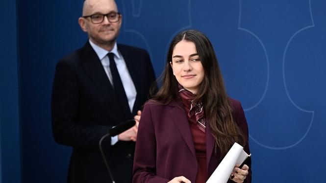 Regeringens politik har fört oss längre från klimatmålen, enligt Klimatpolitiska rådet. På bild: Klimatministern Rominia Pourmokhtari och hennes vikarie Johan Britz.