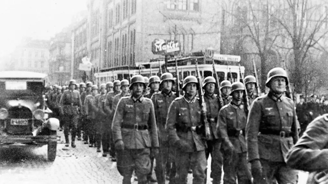 Oron för världskrig ökar bland svenskarna enligt Som-institutets nya mätning. På bild tyska soldater som marscherar på huvudgatan i Oslo 1940.