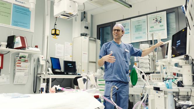Anestesisjuksköterskan Daniel Elvgren visar runt på traumaavdelningen. 