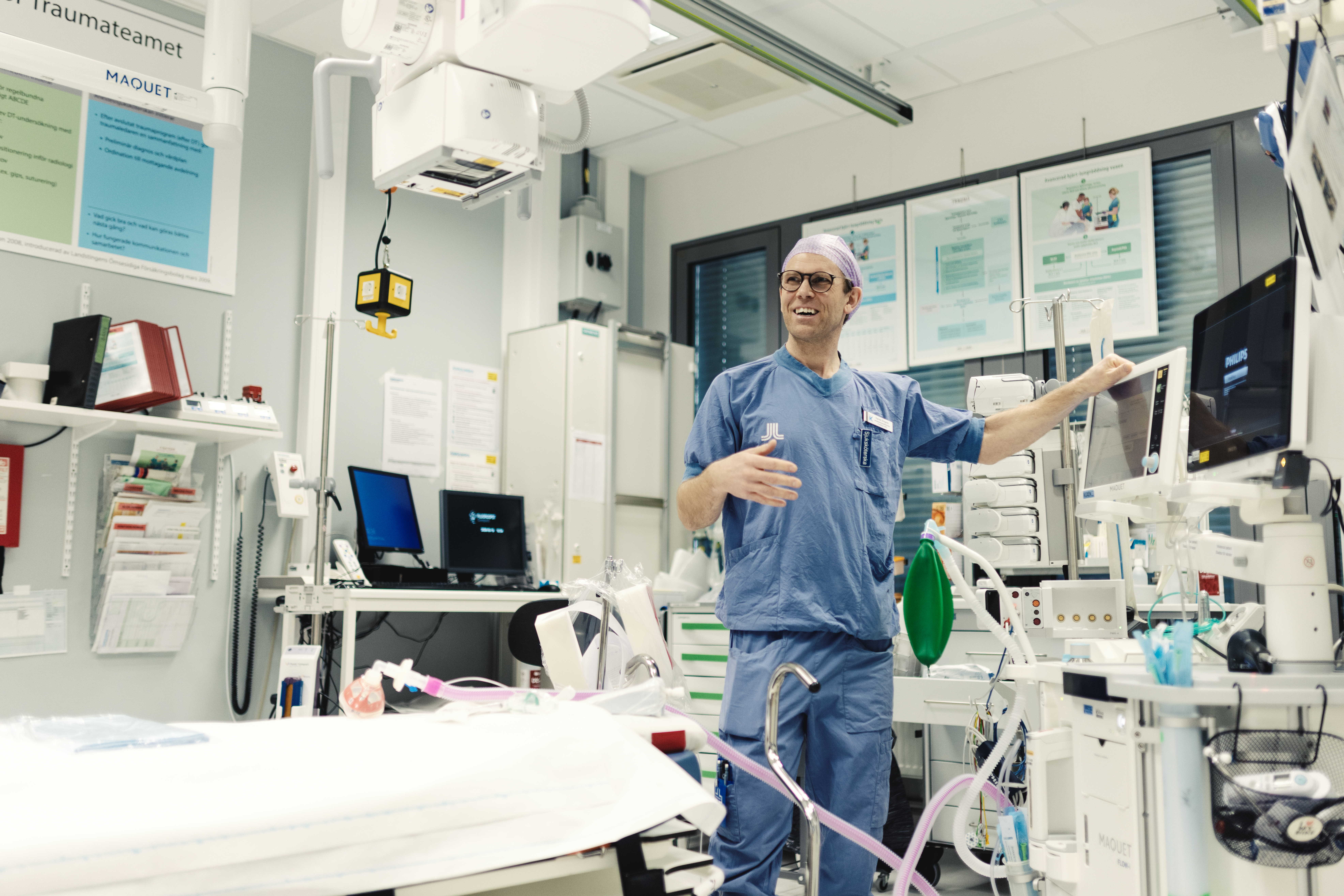 Anestesisjuksköterskan Daniel Elvgren visar runt på traumaavdelningen. 