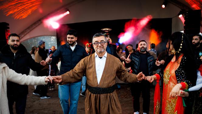 Behrooz Hamzehi ger sig in i ringdansen framför scenen vid Beijers park. Riksteatern skulle ha ansvarat för att boka artister, men drog sig ur på grund av säkerhetshotet. Det fick bli en DJ istället.