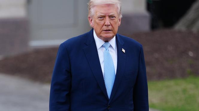 President Donald Trump hotade Iran på söndagen. Nu skjuter han fram tidsfristen.