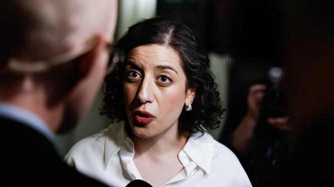 Liberalernas partiledare Simona Mohamsson (L) möter media efter pressträffen i riksdagens presscenter på söndagen, efter att hon har blivit omvald som partiledare under partiets extrainsatta landsmöte.