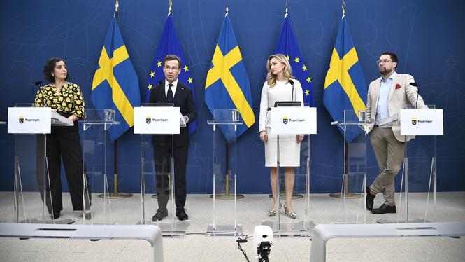 Utbildnings- och integrationsminister Simona Mohamsson (L), statsminister Ulf Kristersson (M), energi- och näringsminister Ebba Busch (KD) och SD:s partiledare Jimmie Åkesson, under en pressträff om åtgärder mot höjda energipriser.
