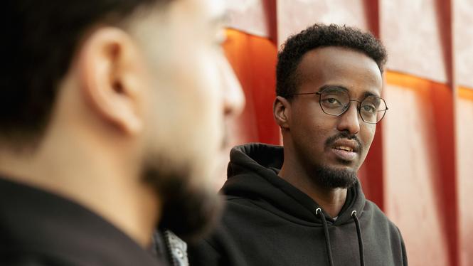 21-åriga Najib satt sex månader i Migrationsverkets förvar tillsammans med sin tvillingsyster Aliya. Nu har han släppts – men kan inte slappna av.