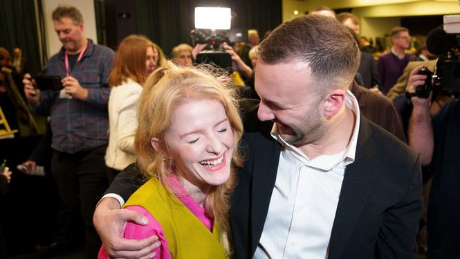 Greens Party-kandidaten Hannah Spencer och partiledaren Zack Polanski under valnatten efter extravalet i Storbritannien.