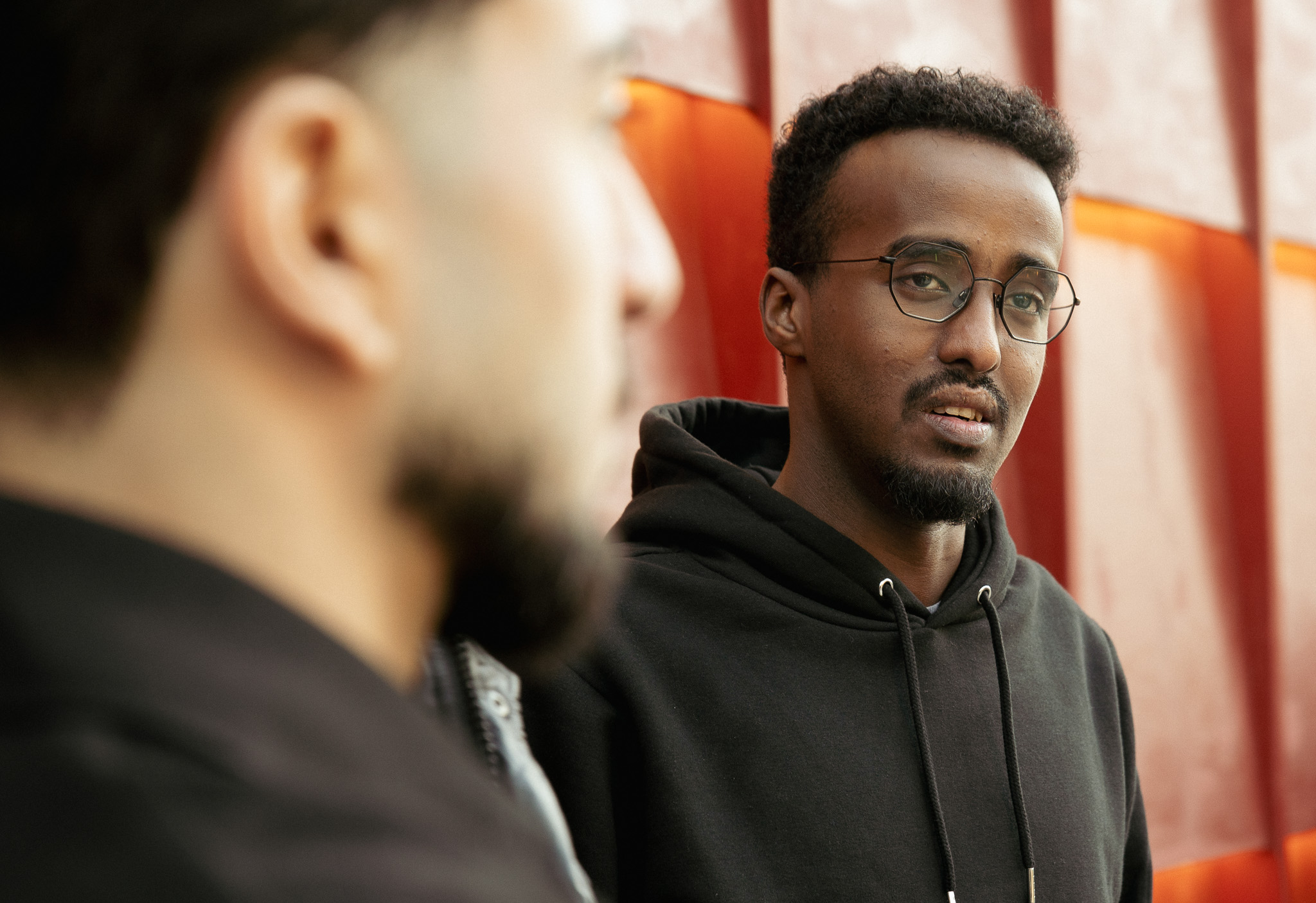 21-åriga Najib satt sex månader i Migrationsverkets förvar tillsammans med sin tvillingsyster Aliya. Nu har han släppts – men kan inte slappna av.