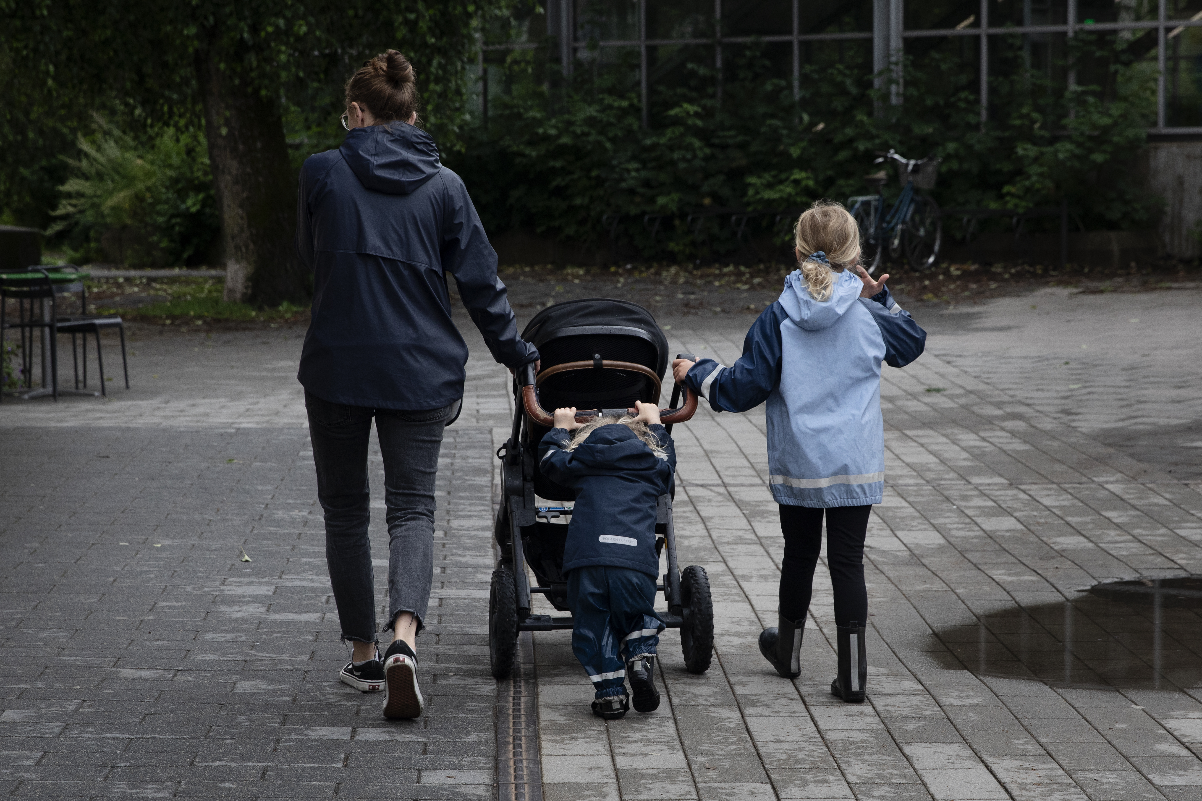 Familjer med låg inkomst upplever stor ekonomisk press.