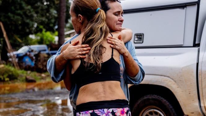 Linda Griffith, till vänster, omfamnar grannen ­Frankie, dagen efter att en snabbt framryckande översvämning förstört stora delar av deras grannskap i Haleiwa, Hawaii.