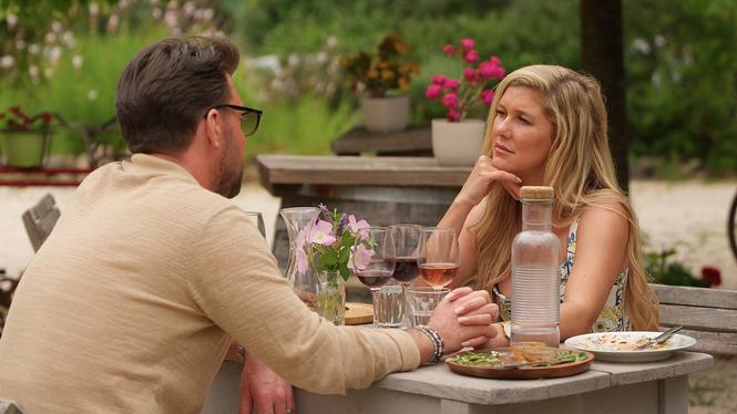 Daniel Fjäll och Johanna Storm gifter sig i tv-programmet ”Love is blind”. Når de djupet som de kvinnliga deltagarna verkar eftersöka?