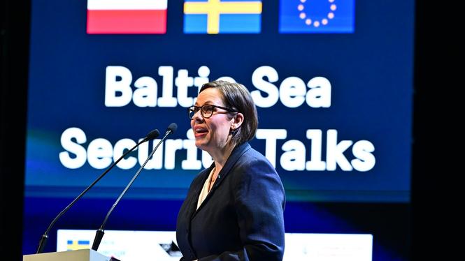 Utrikesminister Maria Malmer Stenergard (M) ger inget besked om ifall Sverige ska följa Finland och lämna Ottawafördraget som förbjuder personminor.