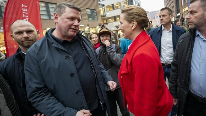 Mette Frederiksen, partiledare Socialdemokratiet, hälsar på Tobias Baudin, partisekreterare Socialdemokraterna.