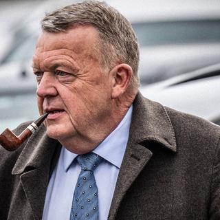 Lars Løkke Rasmussen, partiledare Moderaterne, anländer för att rösta i Gribskovhallen i Græstedt