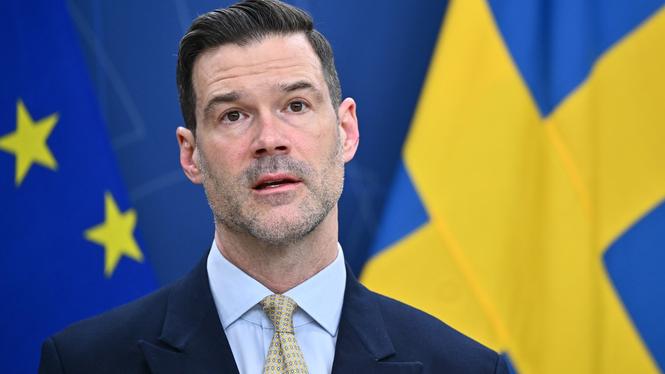 Vill hitta fler som befinner sig i landet olagligt. Migrationsminister Johan Forssell på dagens pressträff.