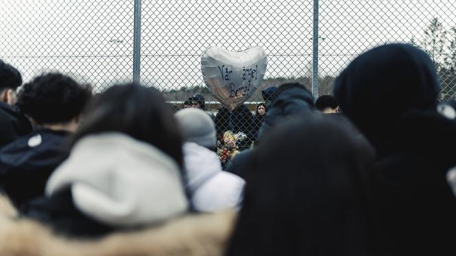 Boende i Vårby gård samlades på tisdagseftermiddagen för att sörja den tonårspojke som dagen innan sköts till döds vid en fotbollsplan i området.