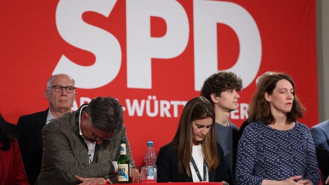 SPD-medlemmar reagerar på en första, dyster prognos i valet i förbundslandet Baden-Württemberg.