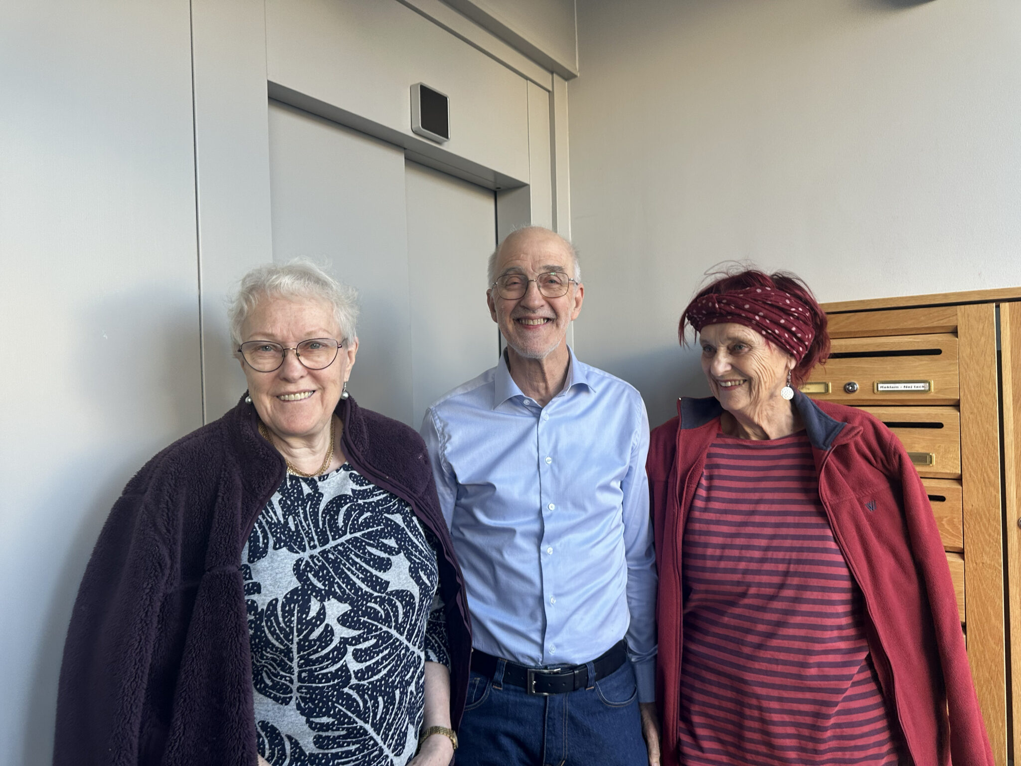 Lena Jansson, Conny Larsson och Ninni Westerman tror starkt på solenergi – och tillägger att det ekonomiska argumentet fick hela bostadsrättsföreningen att enas.