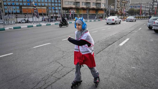 En flicka åker rullskridskor i Teheran under kriget.
