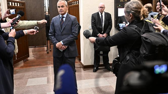 Ian Lundin uttalar sig inför journalister i Stockholms tingsrätt när rättegången i Lundin-målet inleddes i september 2023. Både Lundin och Alex Schneiter deltar i torsdagens förhandling via länk och är inte på plats i rätten.